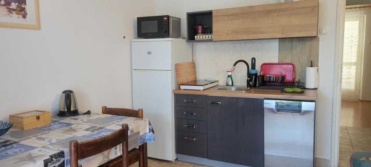 Apartmani Sonia Njivice Ngoại thất bức ảnh